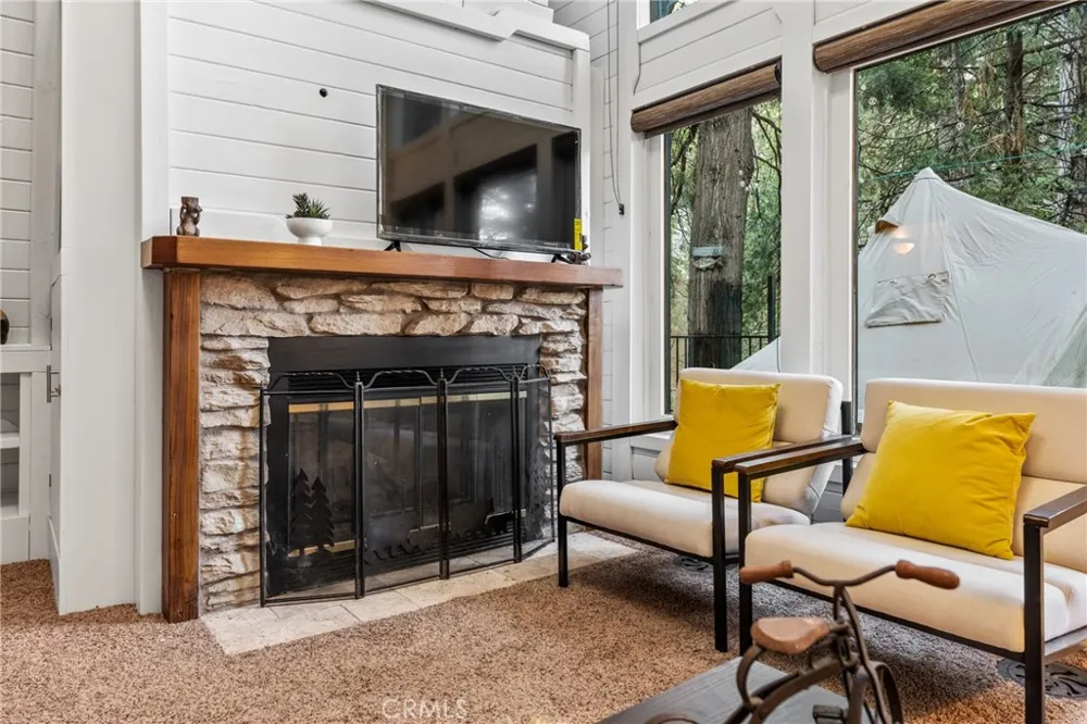 2371 Spring Oak Running Springs, CA 92382