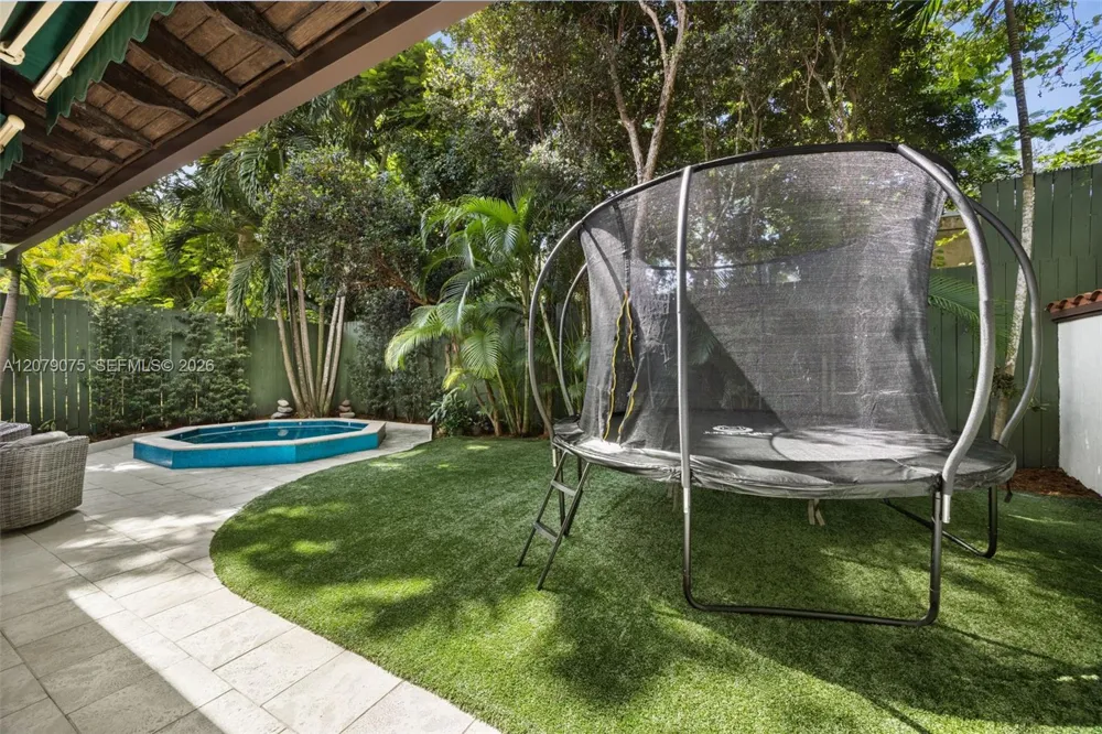 3740 Irvington Ave Coconut Grove, FL 33133