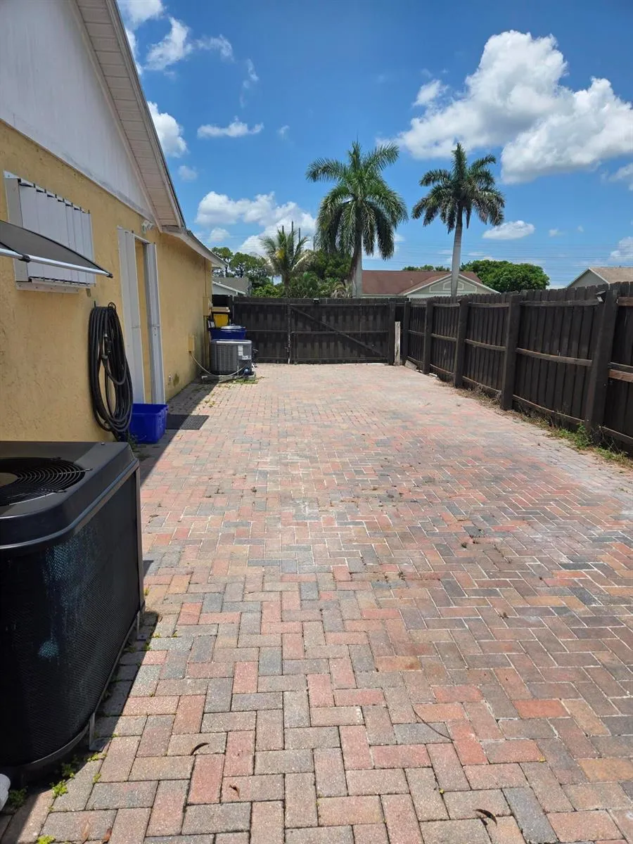 1402 Denlow Lane Royal Palm Beach, FL 33411