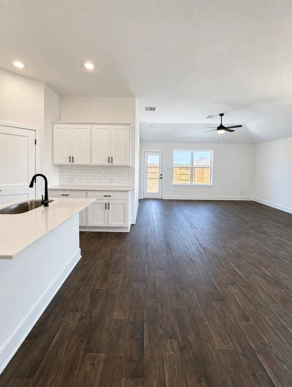 2230 W Post Oak Circle Dayton, TX 77535