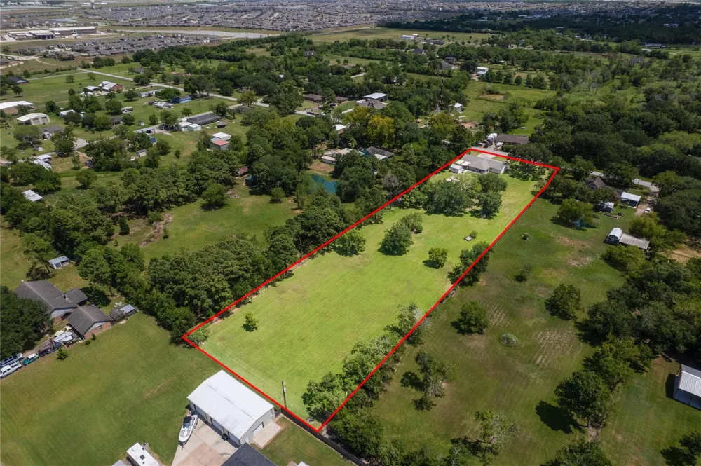 3304 Bruce Hall Road Santa Fe, TX 77510