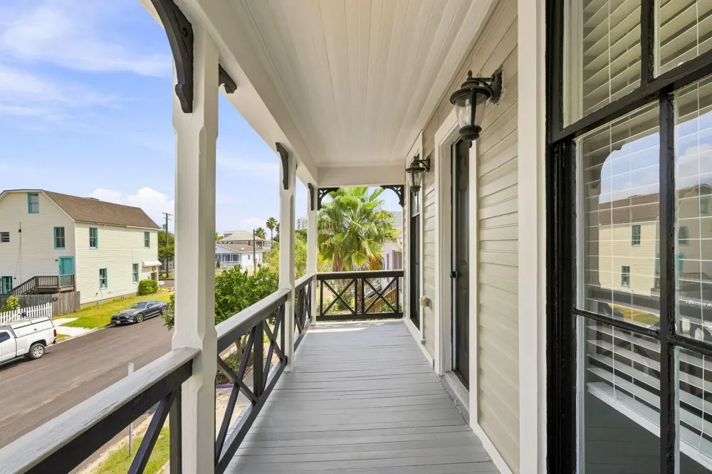 1011 Sealy Street Galveston, TX 77550