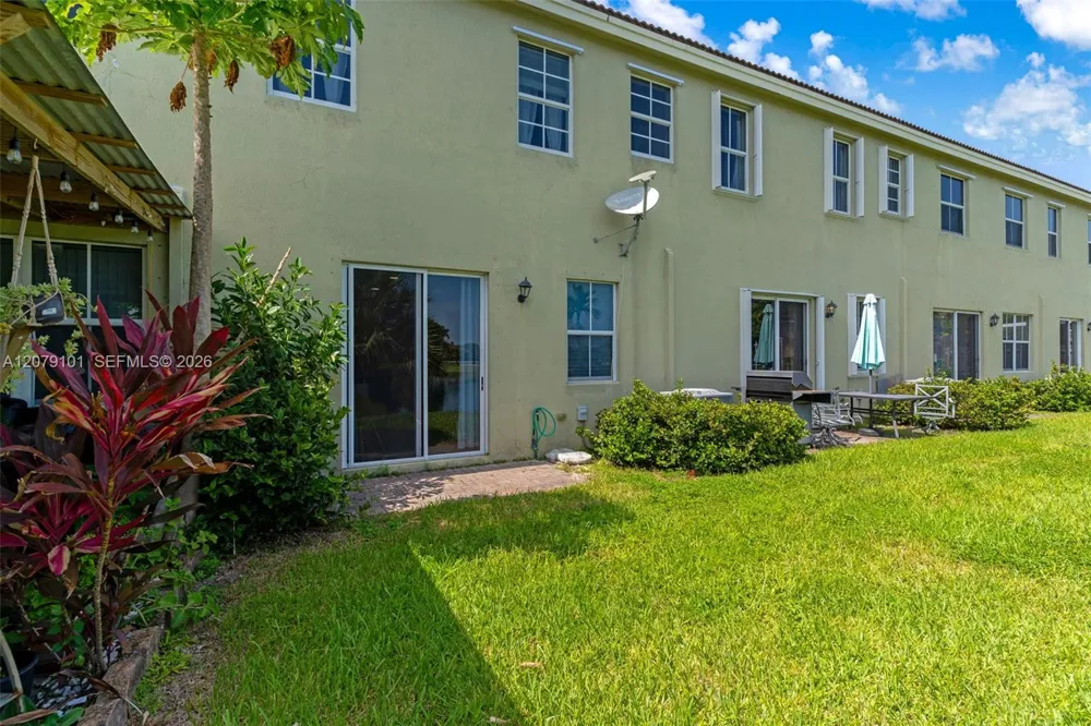 2438 SE 15 St Homestead, FL 33035