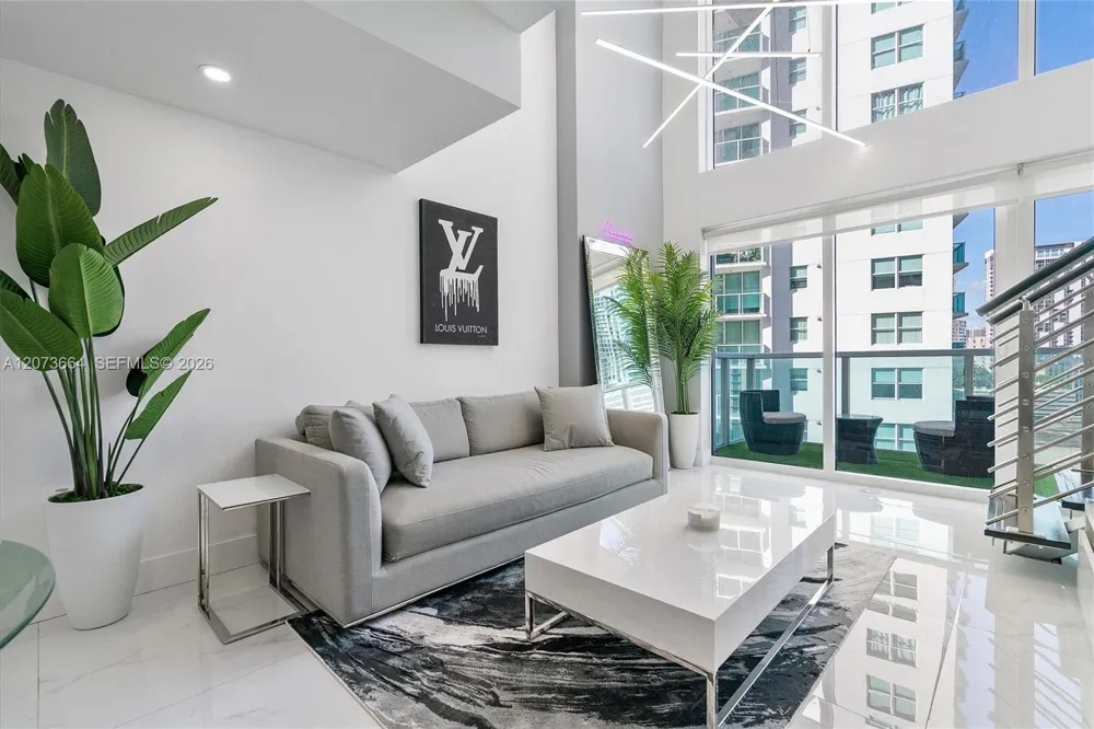 41 SE 5th St #1111 Miami, FL 33131