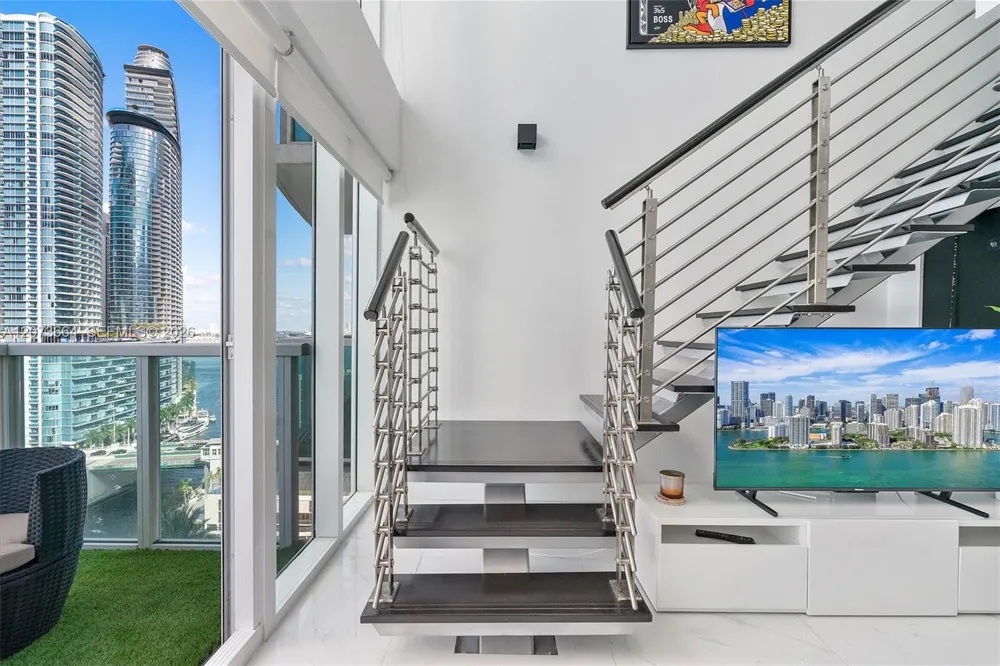 41 SE 5th St #1111 Miami, FL 33131
