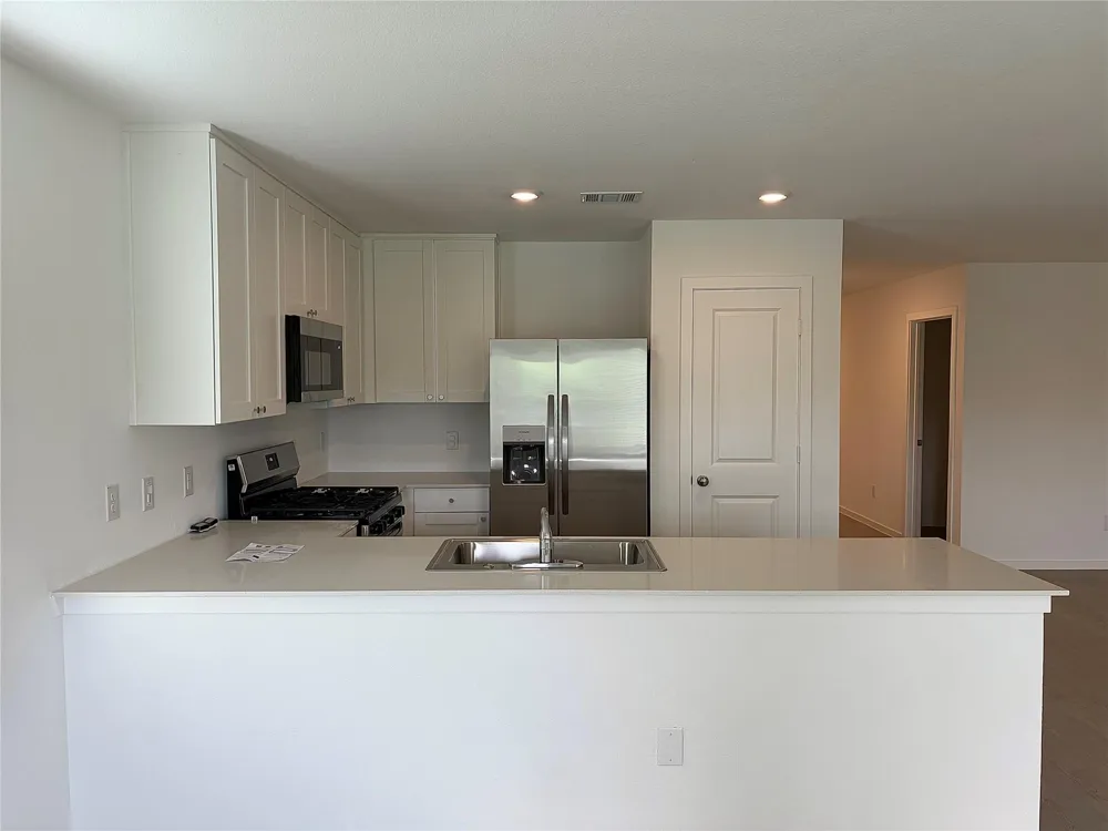 940 Woodhaven Lakes Drive La Marque, TX 77568