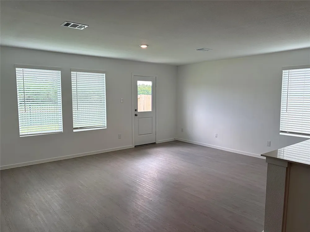 940 Woodhaven Lakes Drive La Marque, TX 77568