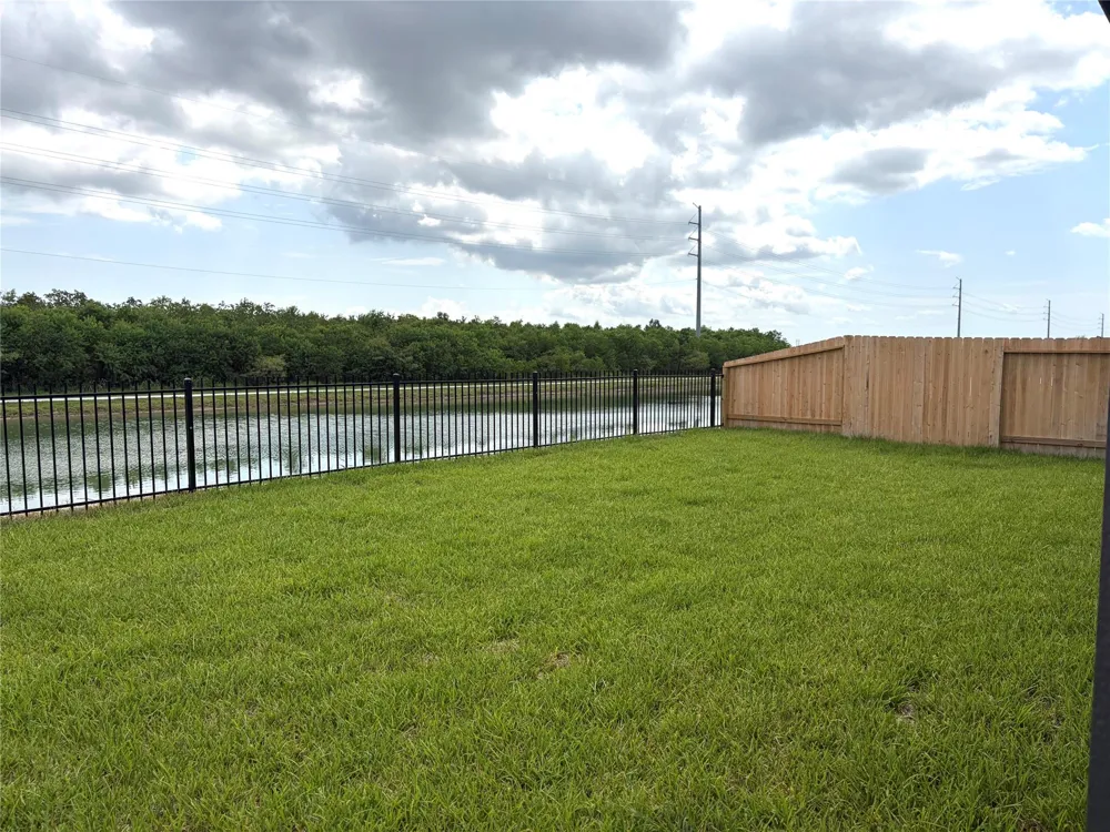 940 Woodhaven Lakes Drive La Marque, TX 77568