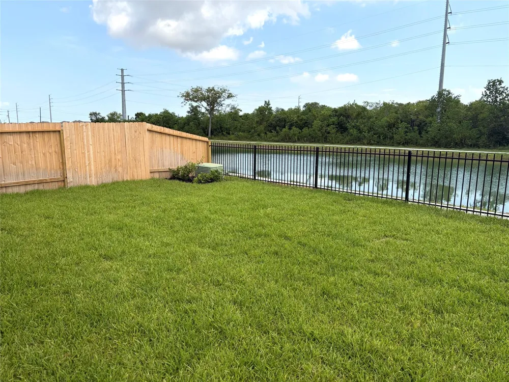 940 Woodhaven Lakes Drive La Marque, TX 77568
