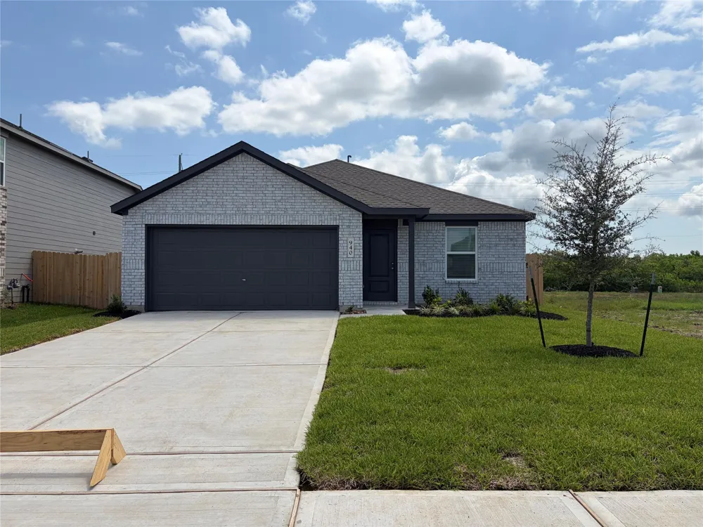 940 Woodhaven Lakes Drive La Marque, TX 77568