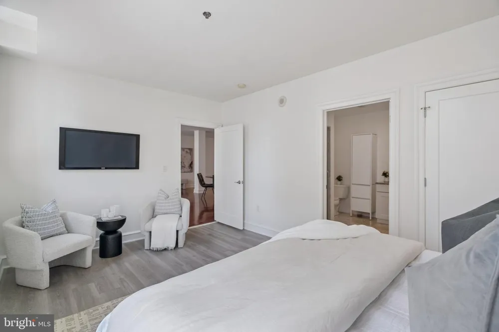 1811 CHESTNUT STREET #402 Philadelphia, PA 19103