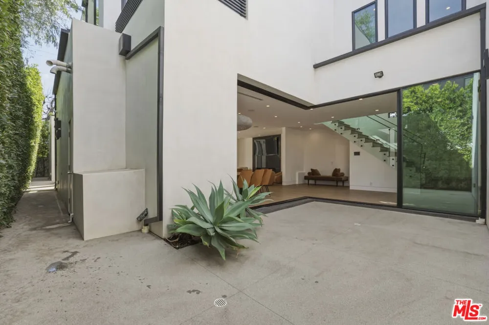 5316 Lennox Avenue Sherman Oaks, CA 91401