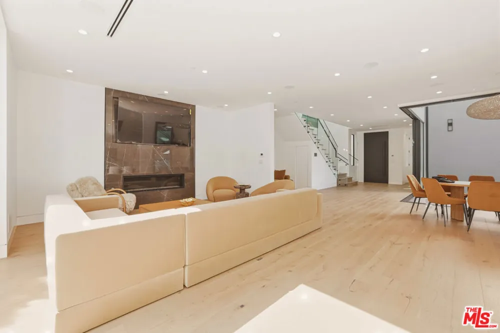 5316 Lennox Avenue Sherman Oaks, CA 91401