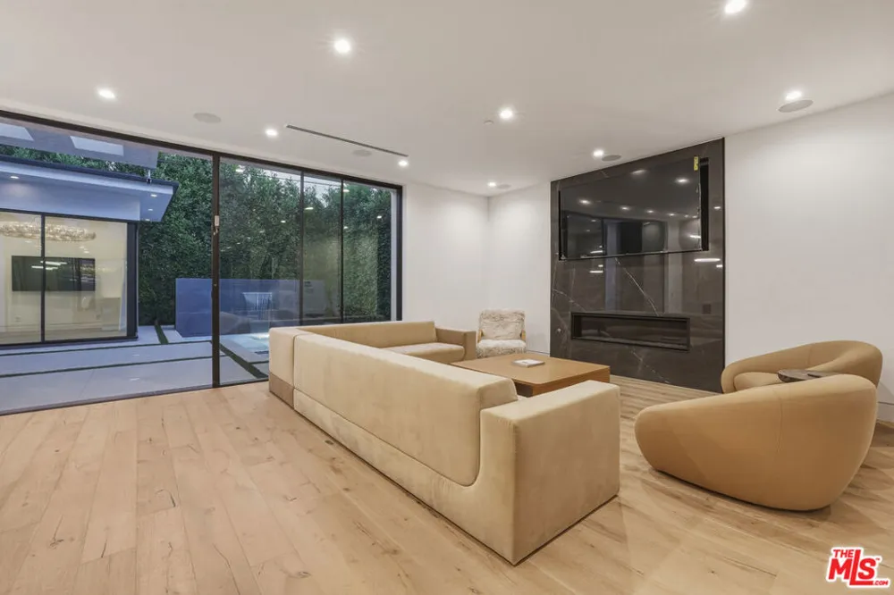 5316 Lennox Avenue Sherman Oaks, CA 91401