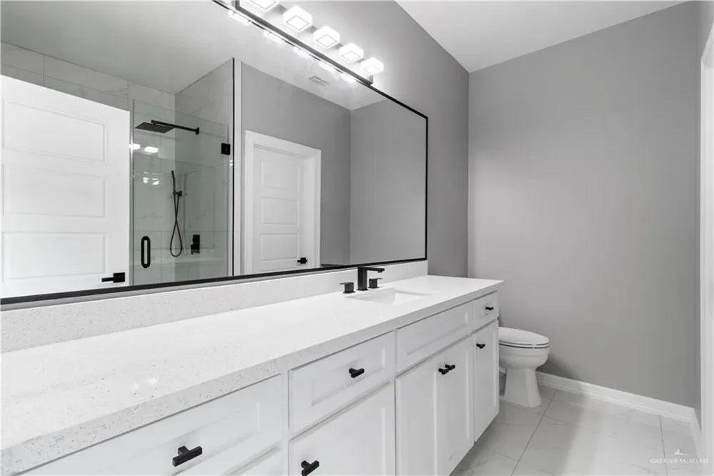916 13th Street #B Alamo, TX 78516