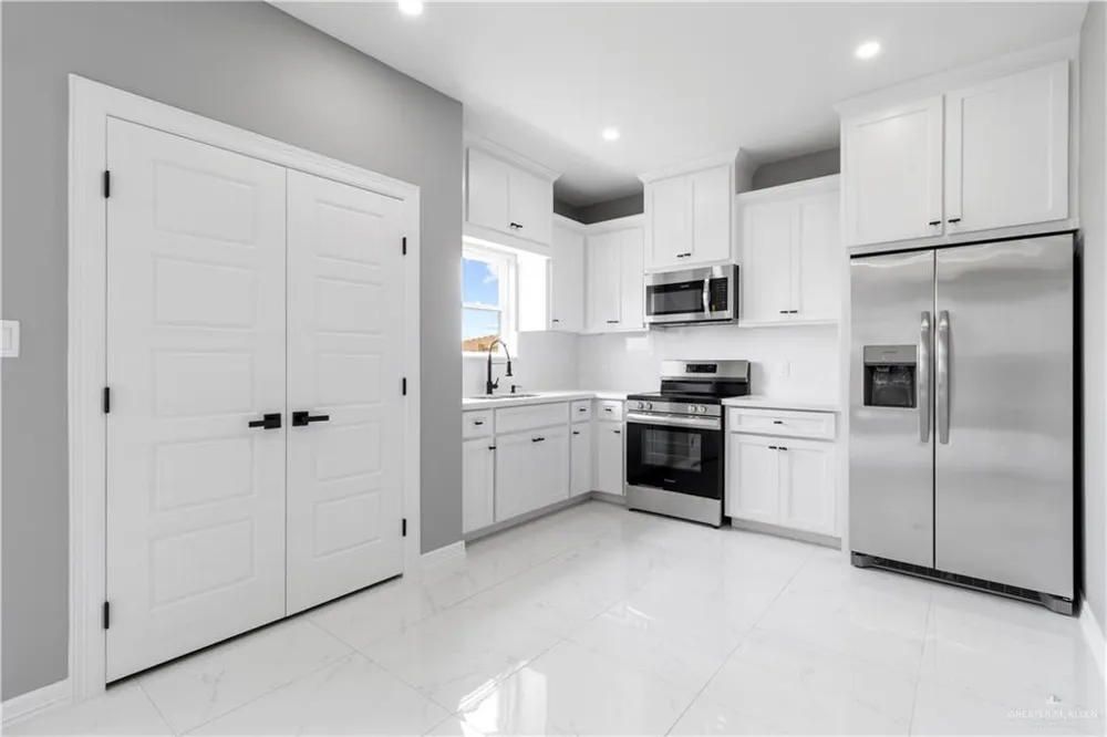 916 13th Street #B Alamo, TX 78516