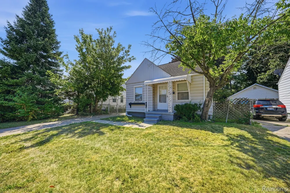 14694 Jacob Avenue Eastpointe City, MI 48021