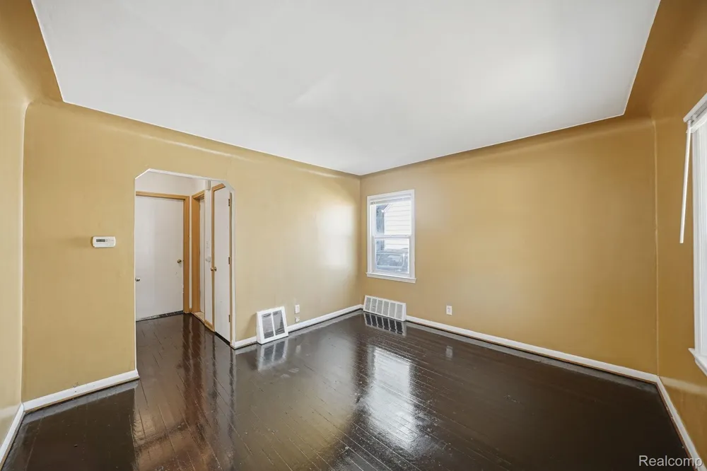 14694 Jacob Avenue Eastpointe City, MI 48021