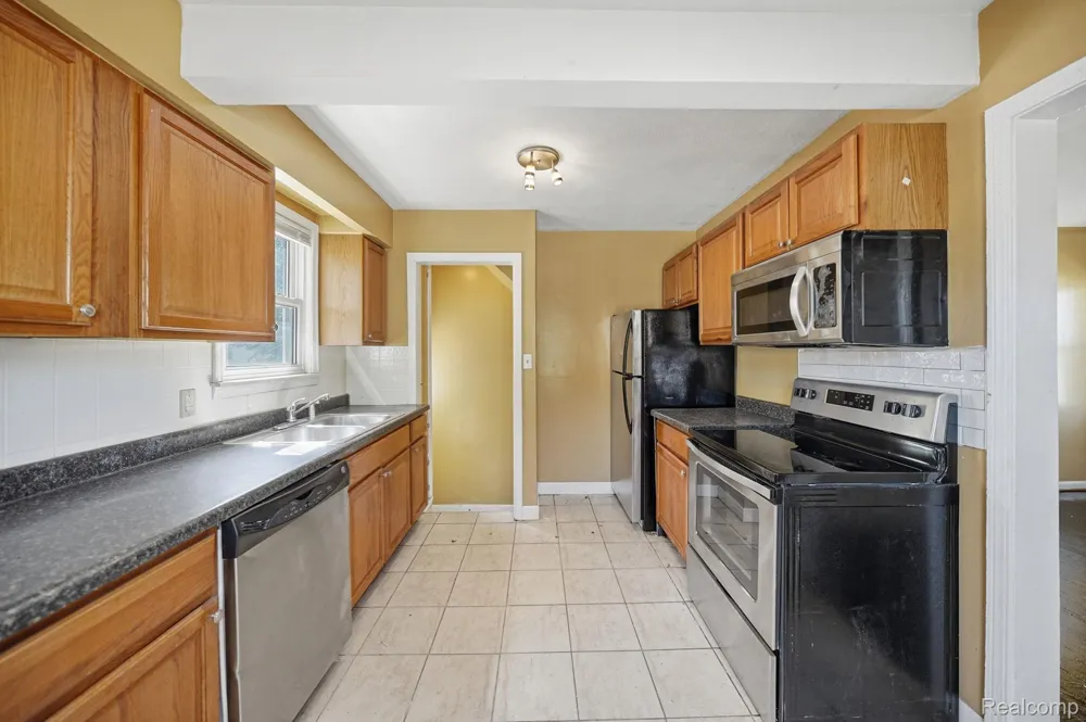 14694 Jacob Avenue Eastpointe City, MI 48021