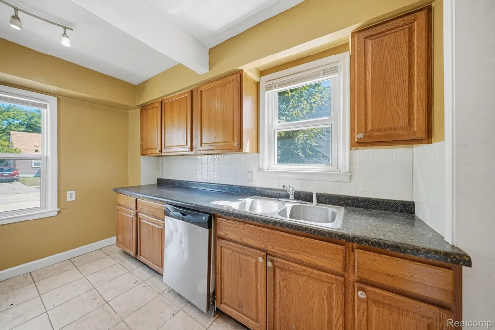 14694 Jacob Avenue Eastpointe City, MI 48021