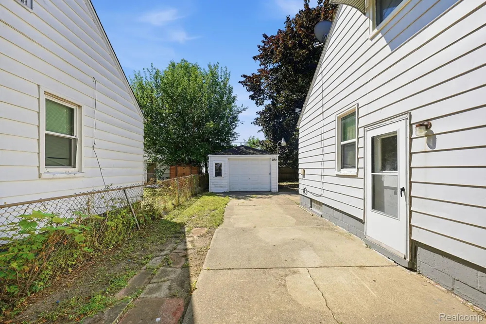 14694 Jacob Avenue Eastpointe City, MI 48021