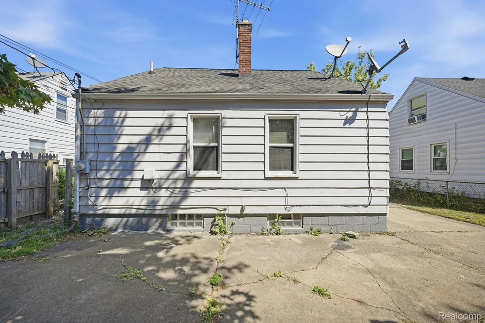 14694 Jacob Avenue Eastpointe City, MI 48021