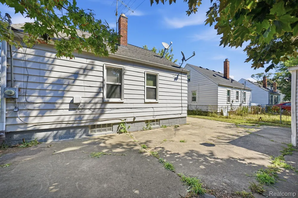 14694 Jacob Avenue Eastpointe City, MI 48021