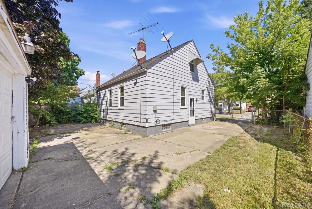 14694 Jacob Avenue Eastpointe City, MI 48021