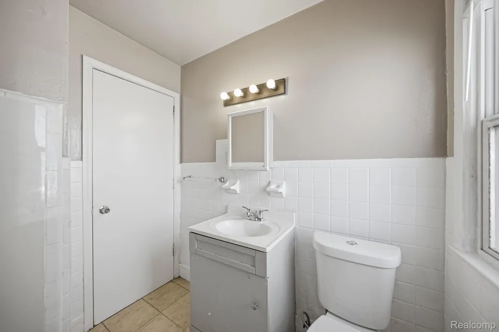 14694 Jacob Avenue Eastpointe City, MI 48021