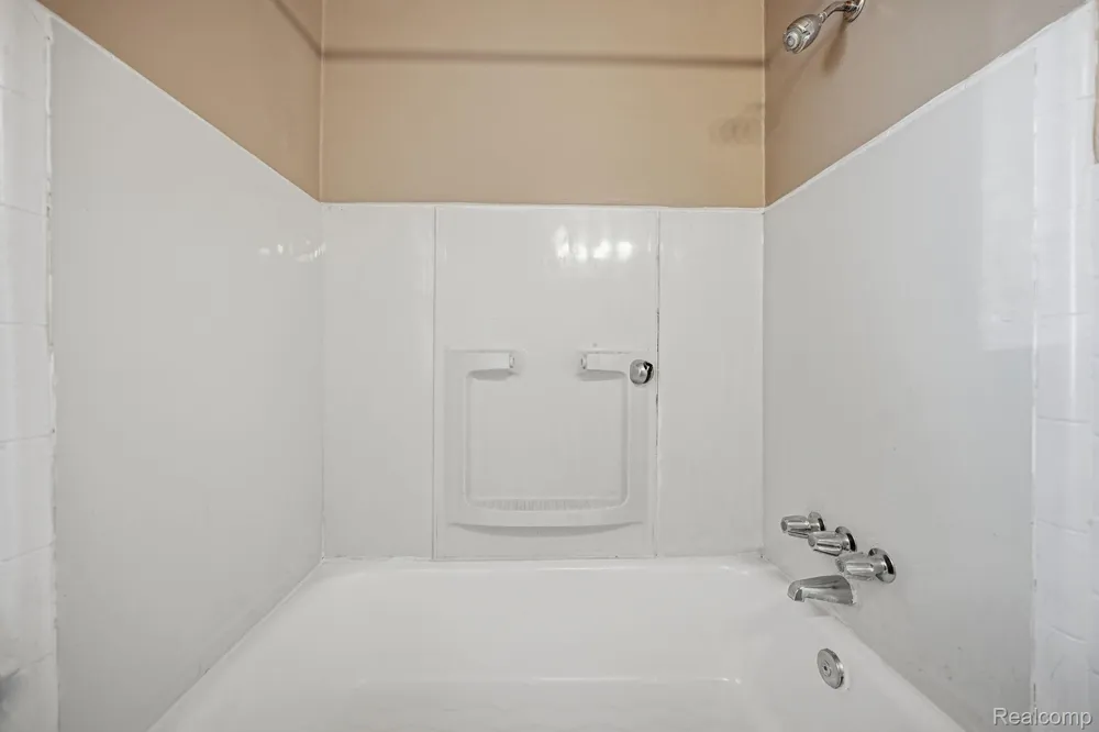 14694 Jacob Avenue Eastpointe City, MI 48021
