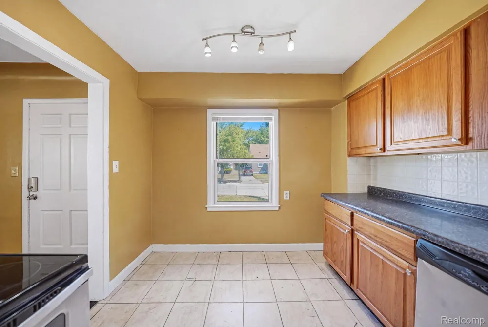 14694 Jacob Avenue Eastpointe City, MI 48021