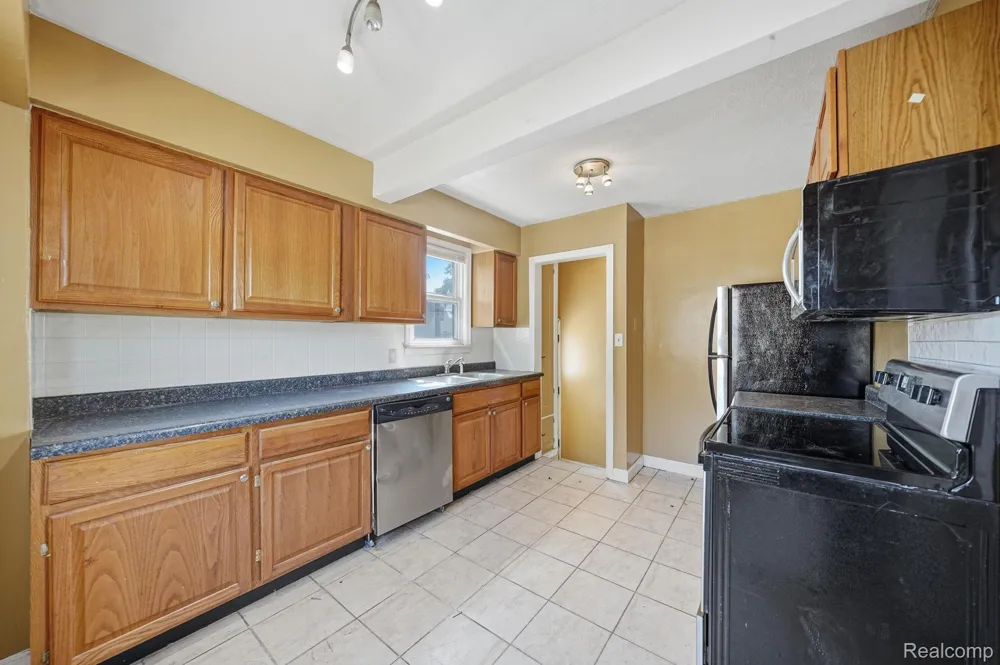 14694 Jacob Avenue Eastpointe City, MI 48021