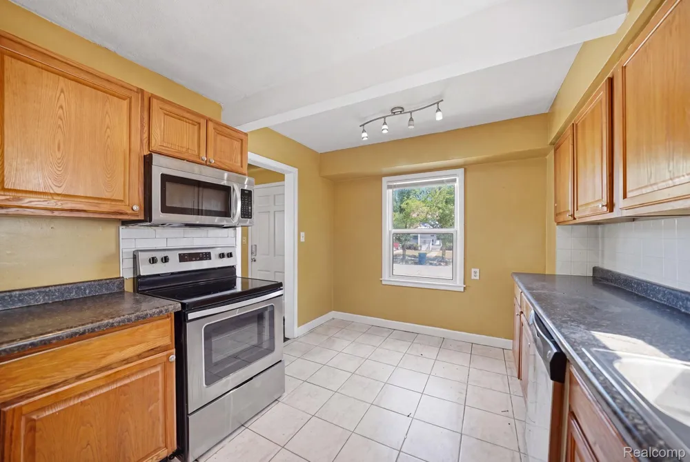14694 Jacob Avenue Eastpointe City, MI 48021