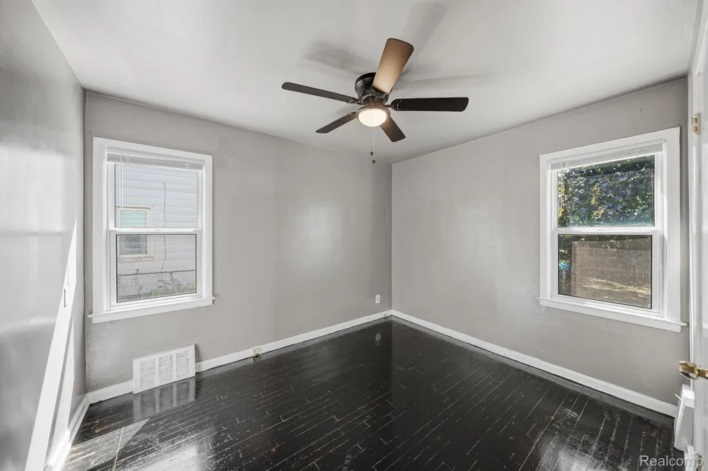 14694 Jacob Avenue Eastpointe City, MI 48021