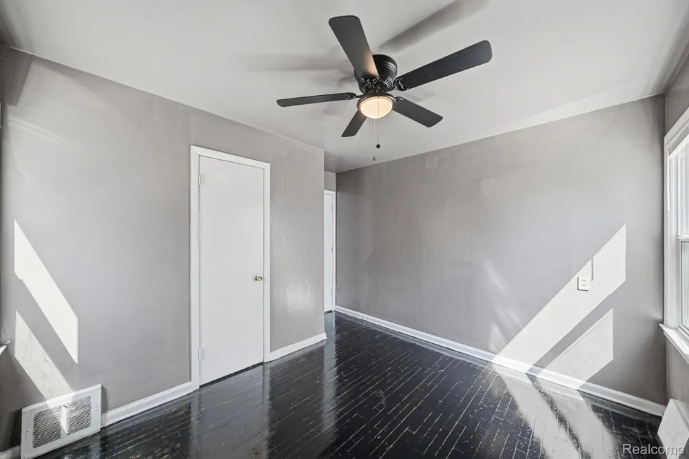 14694 Jacob Avenue Eastpointe City, MI 48021