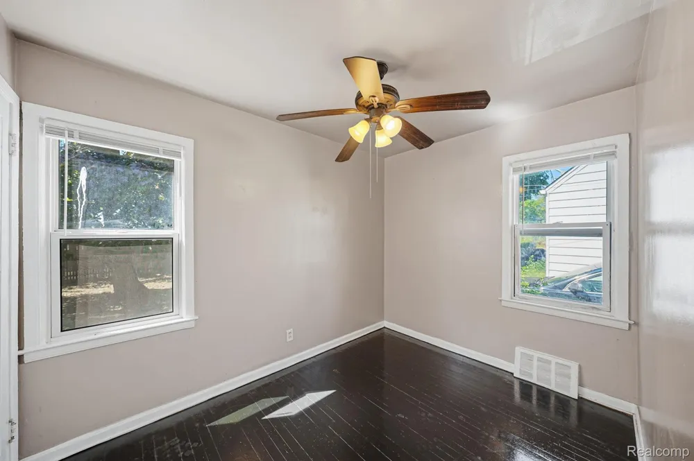 14694 Jacob Avenue Eastpointe City, MI 48021
