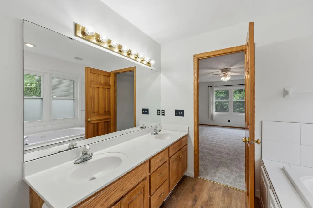 2320 Parkview Lane Woodbury, MN 55125