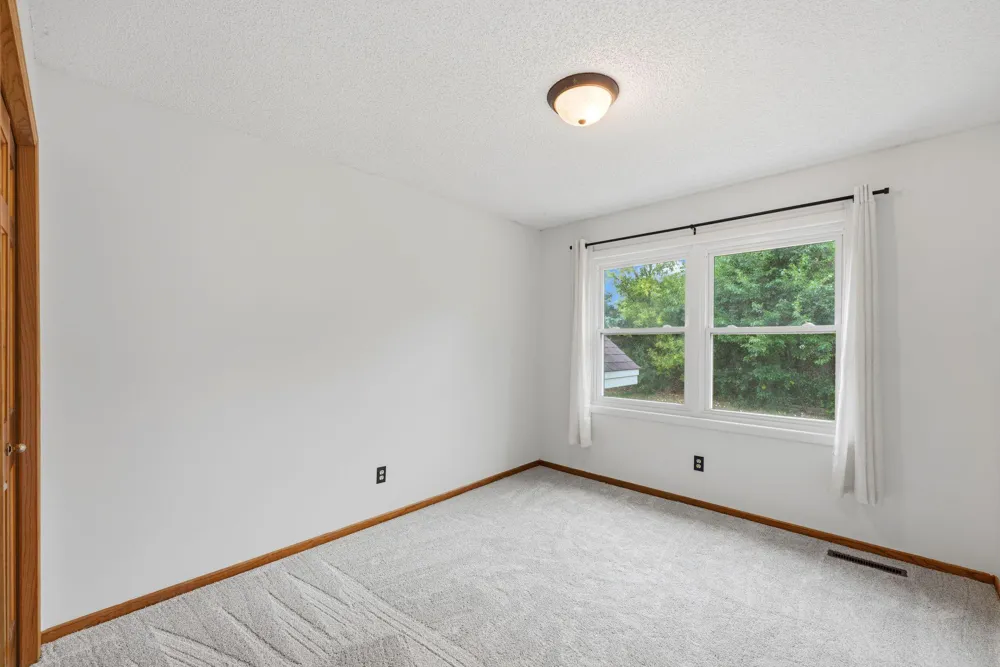 2320 Parkview Lane Woodbury, MN 55125
