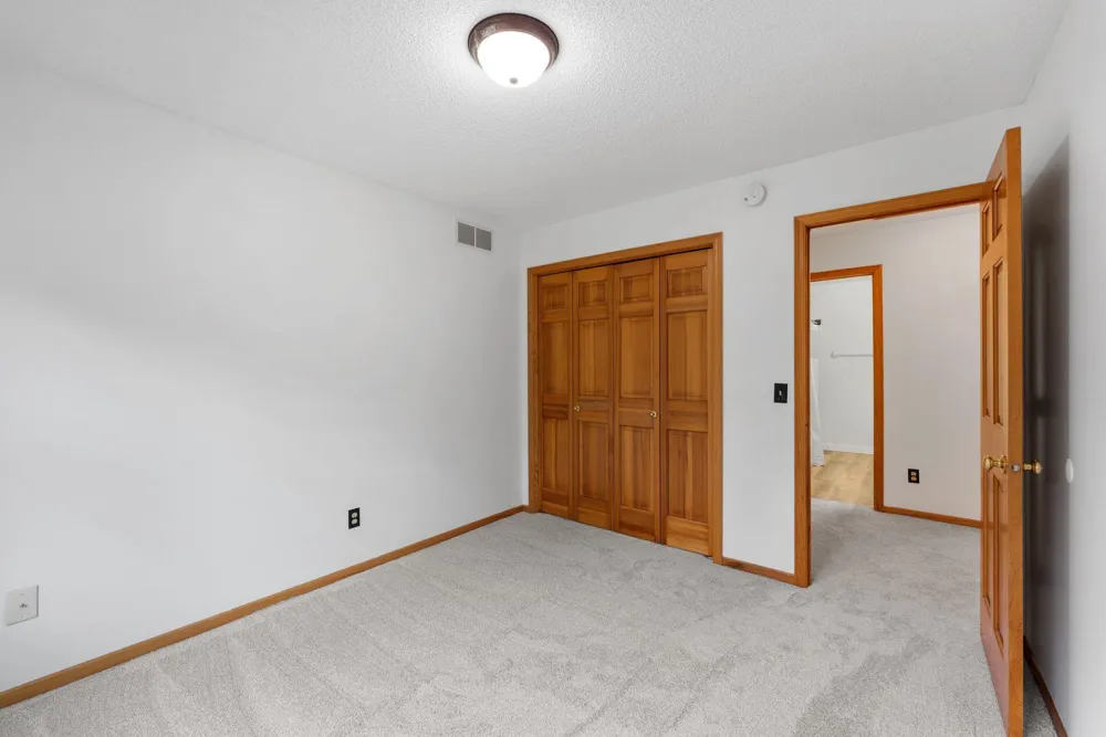 2320 Parkview Lane Woodbury, MN 55125