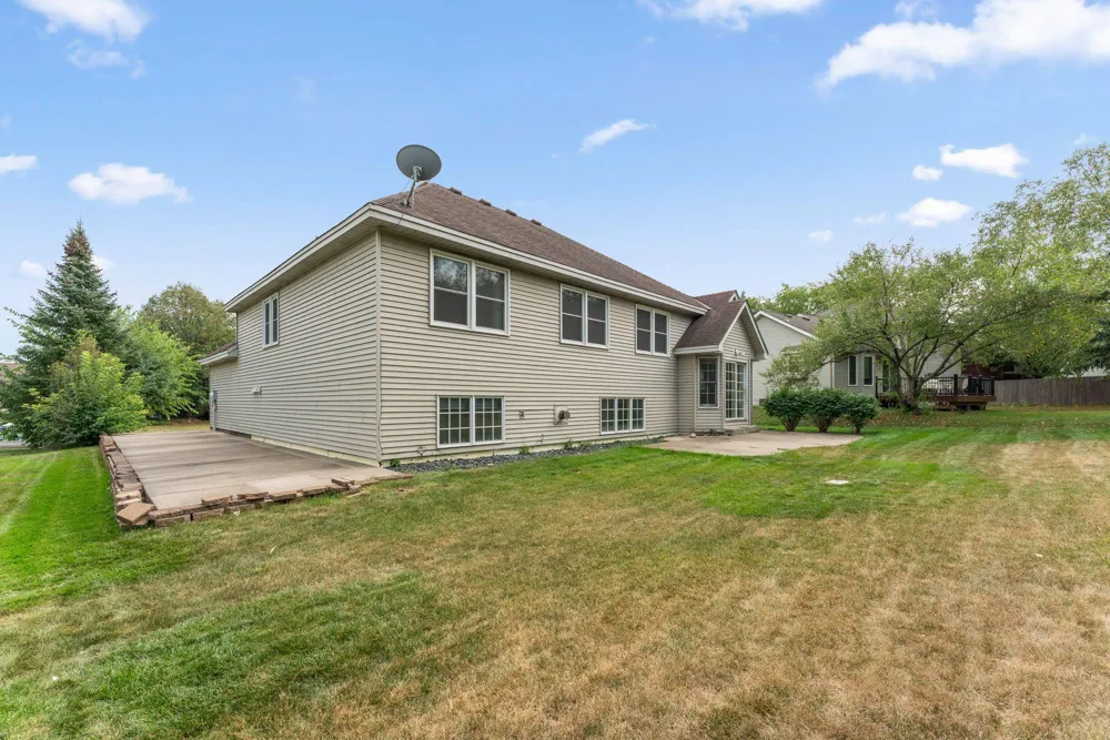 2320 Parkview Lane Woodbury, MN 55125