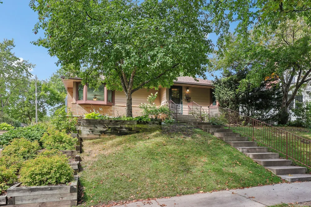 612 Russell Avenue S Minneapolis, MN 55405