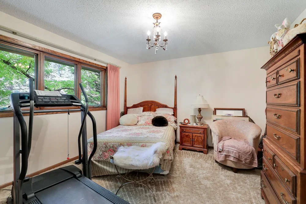 9702 Utica Road Bloomington, MN 55437