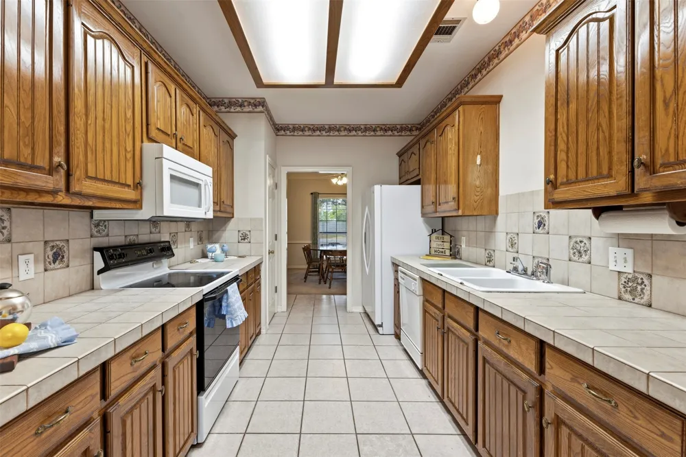 611 Dancer Lane Lancaster, TX 75146