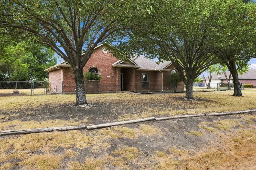 611 Dancer Lane Lancaster, TX 75146