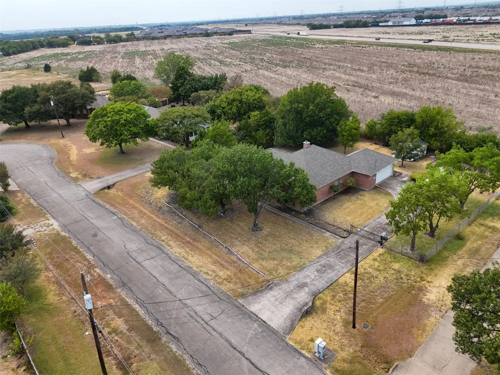 611 Dancer Lane Lancaster, TX 75146