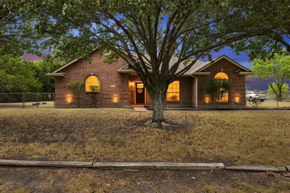 611 Dancer Lane Lancaster, TX 75146