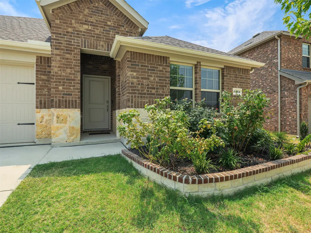 9812 Autumn Leaves Lane Aubrey, TX 76227