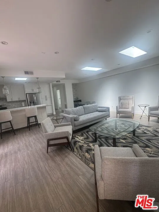 1020 MORAGA DRIVE Los Angeles, CA 90049
