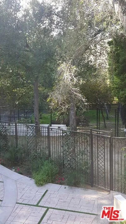 1020 MORAGA DRIVE Los Angeles, CA 90049