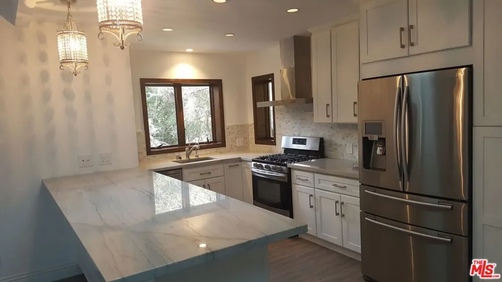 1020 MORAGA DRIVE Los Angeles, CA 90049
